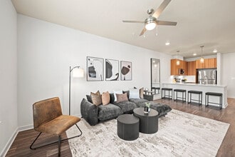 2048 Bolton Dr NW in Atlanta, GA - Foto de edificio - Building Photo