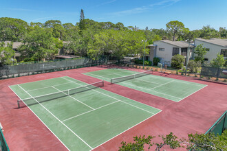 Pelican Cove in Sarasota, FL - Building Photo - Building Photo