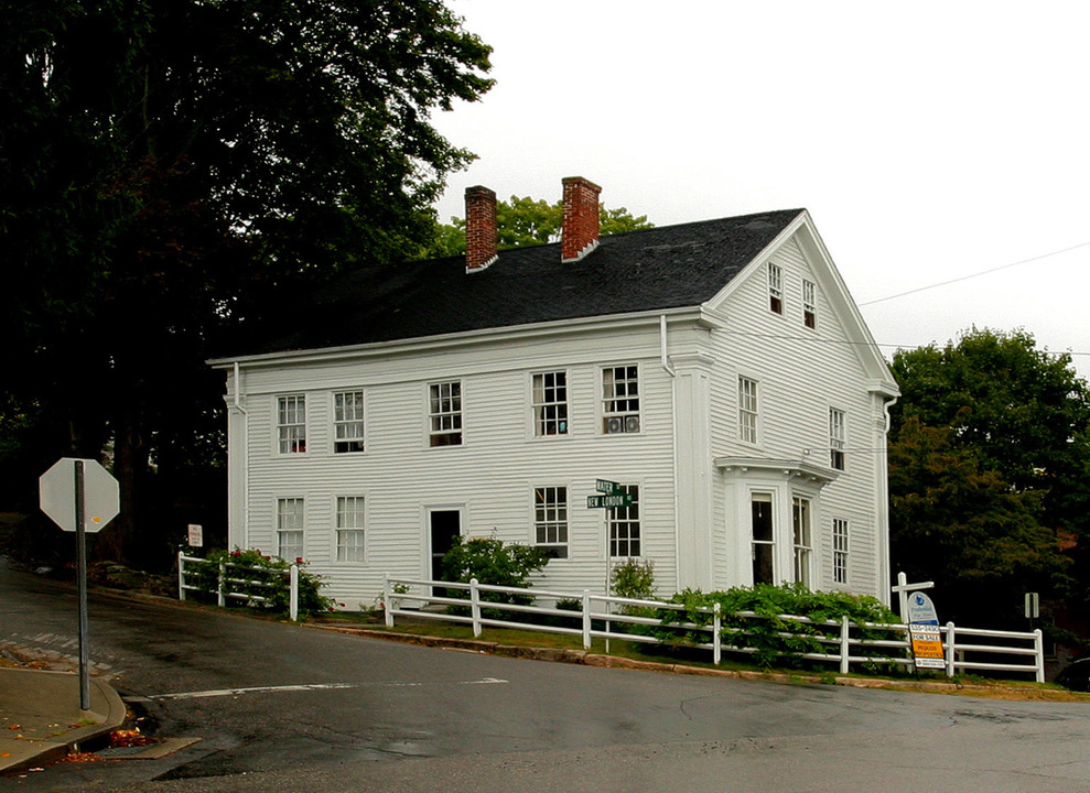 2 New London Rd in Mystic, CT - Building Photo