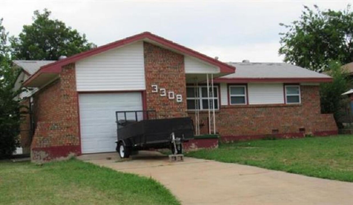 3308 SW Salinas Dr in Lawton, OK - Building Photo