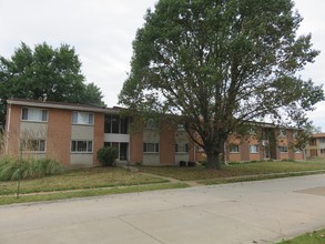 Bruce Court in Florissant, MO - Foto de edificio - Building Photo