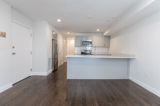 96 Hammond St, Unit 1 in Boston, MA - Foto de edificio - Building Photo
