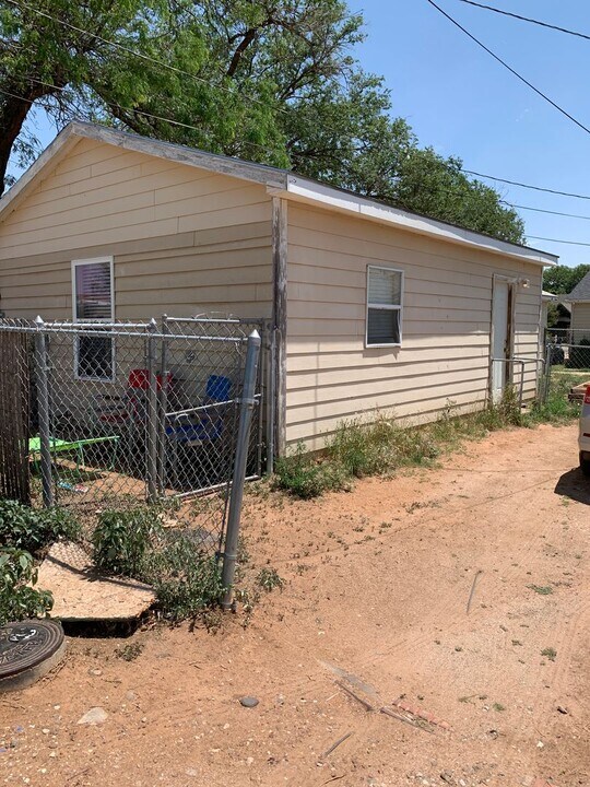 1204 Gidding St in Clovis, NM - Building Photo