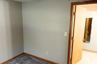 1013 S Sherman Ave-Unit -1013 B in Sioux Falls, SD - Building Photo - Building Photo