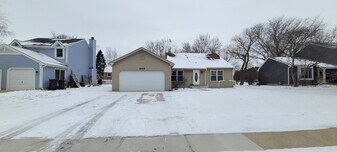 996 Hawthorne Dr in Crystal Lake, IL - Building Photo