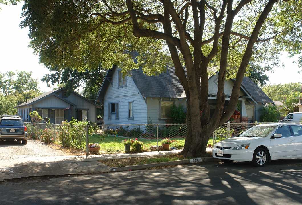 228-230.23 N 7th St in Santa Paula, CA - Building Photo