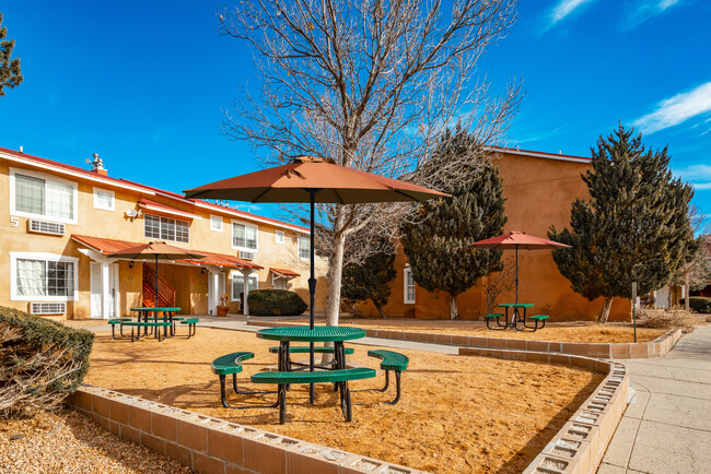 Santa Fe Suites in Santa Fe, NM - Building Photo - Building Photo