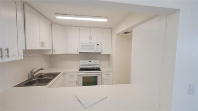 8231 NW 8th St, Unit 2502 in Miami, FL - Building Photo - Building Photo