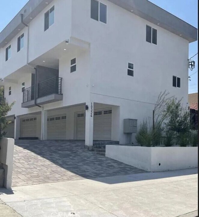 10324 Mt Gleason Ave in Los Angeles, CA - Building Photo