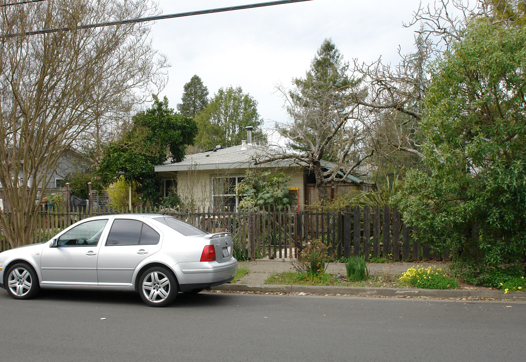 1487 Wright St in Santa Rosa, CA - Building Photo