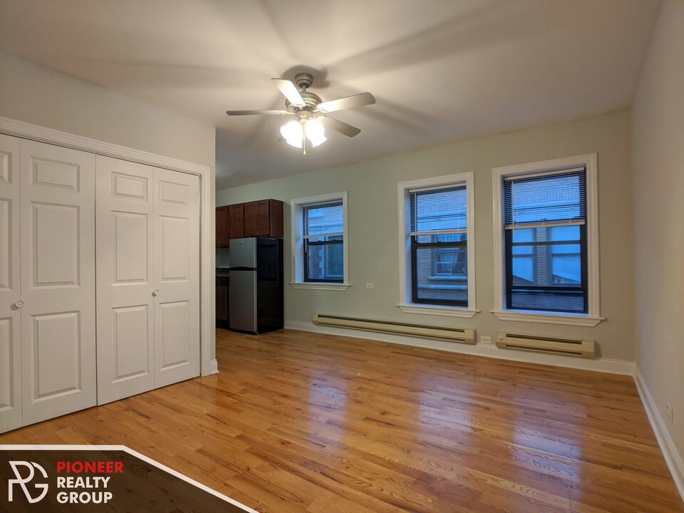813 W Cornelia Ave, Unit 316 in Chicago, IL - Building Photo
