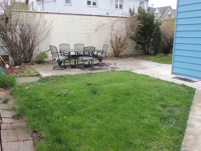 1668 N Van Buren St, Unit Lower  unit in Milwaukee, WI - Building Photo - Building Photo