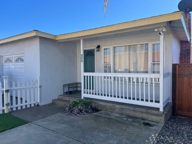 320 Amador Ave in Seaside, CA - Building Photo - Building Photo