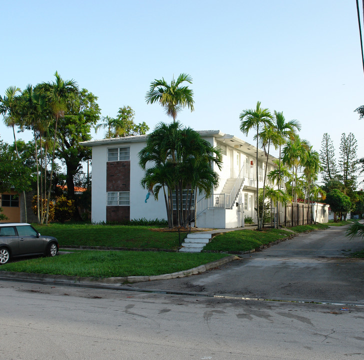 2085 NE 169th St in Miami, FL - Foto de edificio