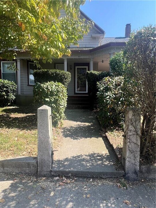 217 Rathbun St, Unit 2 in Woonsocket, RI - Foto de edificio