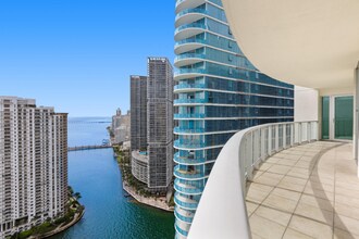 300 S BISCAYNE, Unit 34 floor in Miami, FL - Building Photo - Building Photo