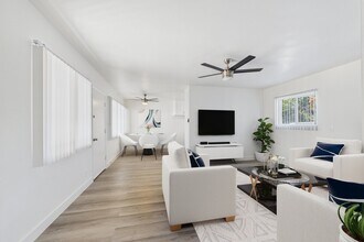 13060 Burbank Blvd. Apartments in Sherman Oaks, CA - Foto de edificio - Building Photo