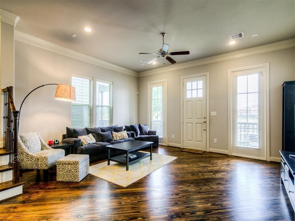 8740 Kempwood Dr in Houston, TX - Building Photo