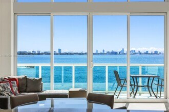 2000 Bay Dr in Miami Beach, FL - Foto de edificio - Building Photo