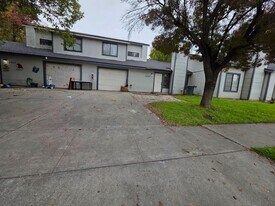 2004-2004 E Chelsea Ct in Visalia, CA - Building Photo