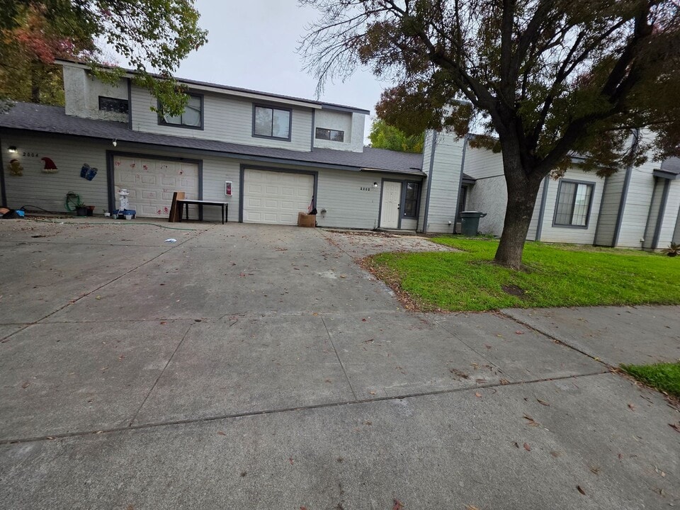 2004-2004 E Chelsea Ct in Visalia, CA - Building Photo