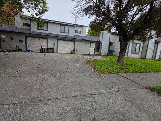 property at 2004-2004 E Chelsea Ct