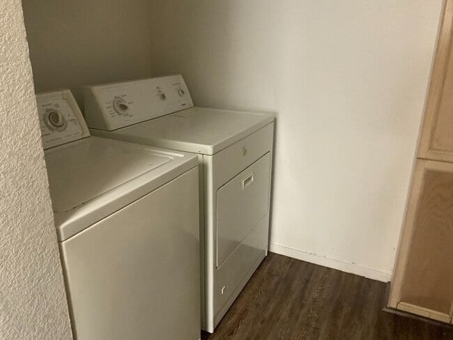 8452 Stoney Bluff Ave in Las Vegas, NV - Building Photo - Building Photo