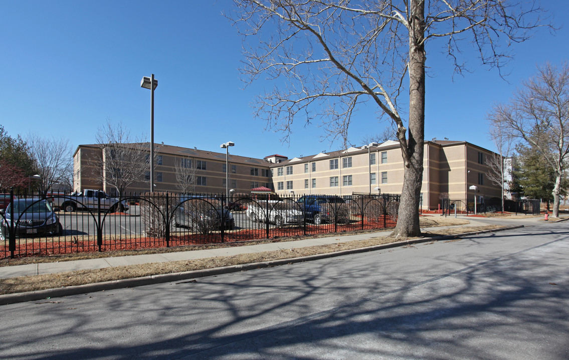 Palestine Gardens North in Kansas City, MO - Building Photo