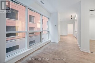 327 King St W in Toronto, ON - Building Photo