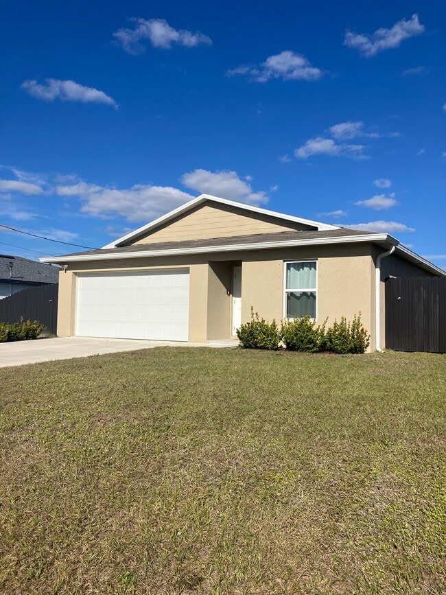 4109 NE 20th Pl in Cape Coral, FL - Foto de edificio - Building Photo