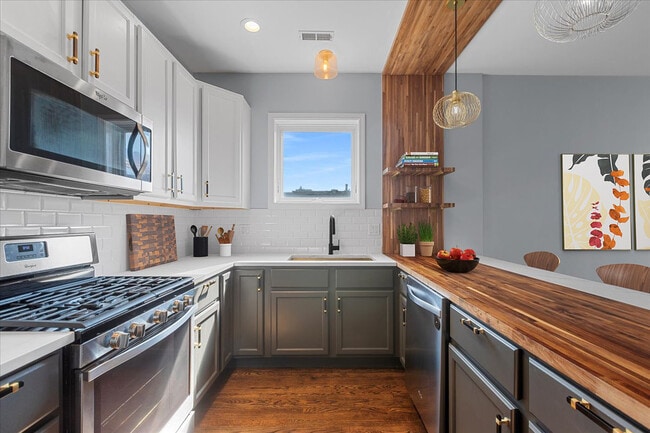 1610 W Grand Ave in Chicago, IL - Building Photo - Building Photo
