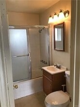 81 N Greenwood Ave in Pasadena, CA - Foto de edificio - Building Photo