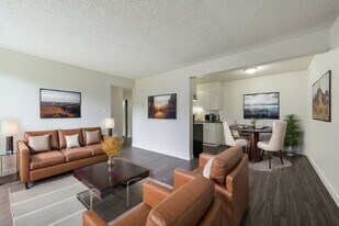 Riverview Plaza in Edmonton, AB - Building Photo