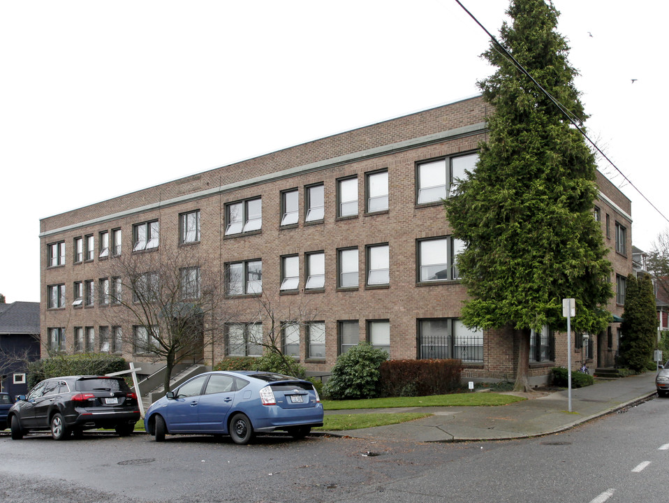 Penn Hall Apartments in Seattle, WA - Building Photo