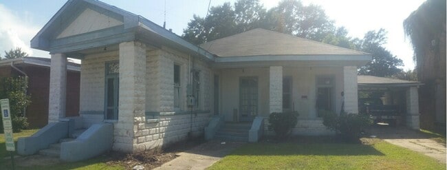 property at 479 W Railroad Ave