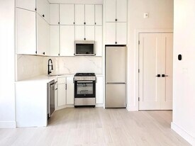 173 Maverick St, Unit 204 in Boston, MA - Building Photo