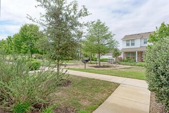7704 Mandela Bend in Austin, TX - Foto de edificio - Building Photo