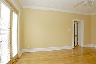 6930-6942 S Crandon Ave in Chicago, IL - Building Photo - Interior Photo