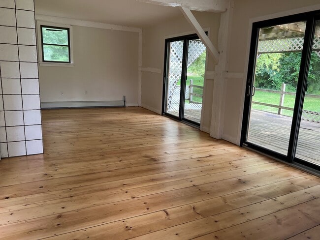 121 E Hook Cross Rd in Hopewell Junction, NY - Foto de edificio - Building Photo