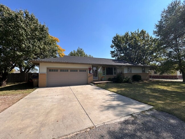 102 S Westview Rd