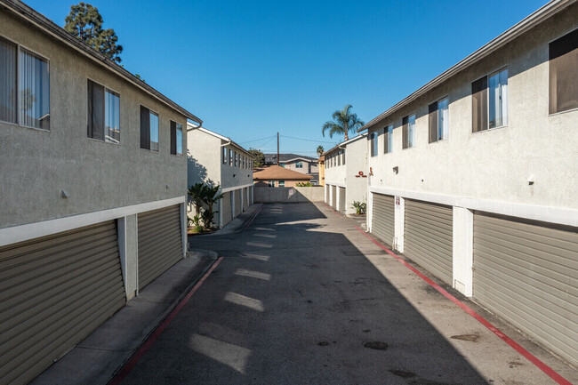 Greystone in Costa Mesa, CA - Building Photo - Building Photo