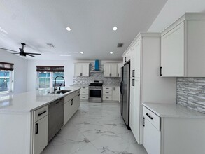 240 Malibu Cir in Greenacres, FL - Building Photo - Building Photo
