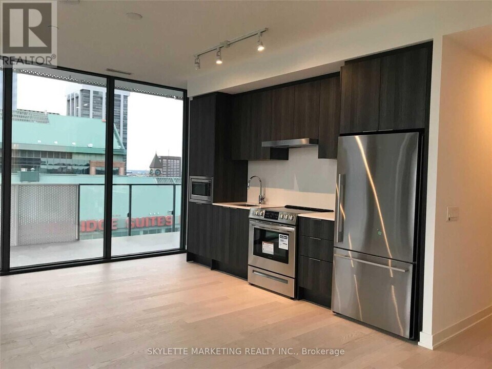 25-2425 Richmond St E in Toronto, ON - Building Photo