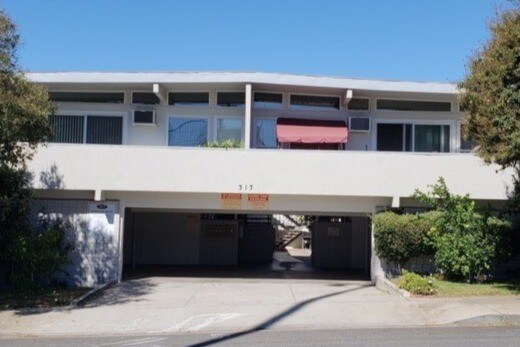 Delaware Courtyard in Burbank, CA - Building Photo