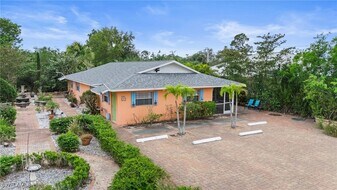 4245 Mariner Ln in Bonita Springs, FL - Building Photo