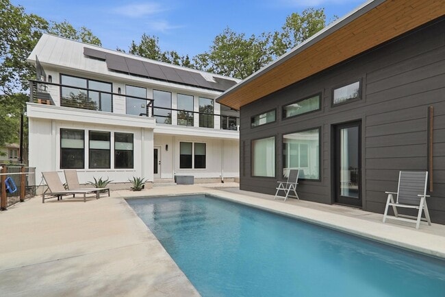 201 Kahana Ln in Bastrop, TX - Foto de edificio - Building Photo