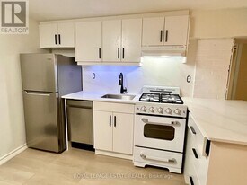 5 Edgewood Gardens in Toronto, ON - Building Photo