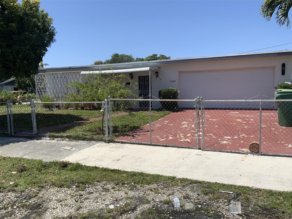 16300 NW 19th Ct in Opa Locka, FL - Foto de edificio