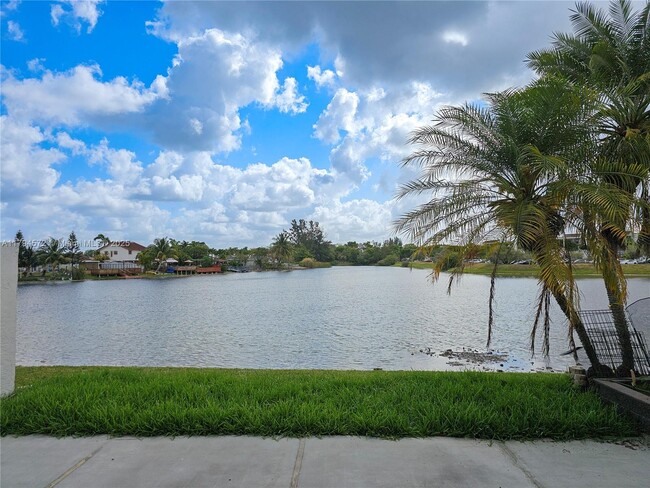 1341 SW 124th Ct in Miami, FL - Foto de edificio - Building Photo