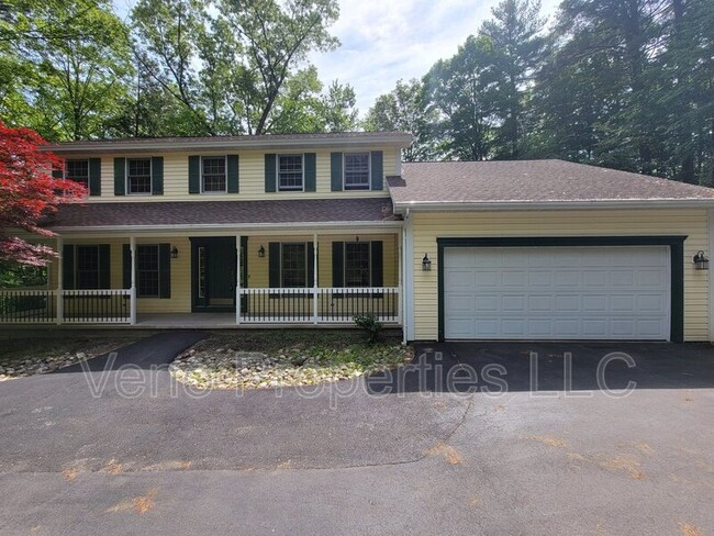 54 Canterbury Rd in Clifton Park, NY - Building Photo - Building Photo